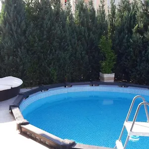 https://holiday-rooms-apartments-rosy-garden.hotels-in-ljubljana.com
